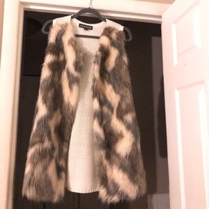 Faux fur vest (2x)